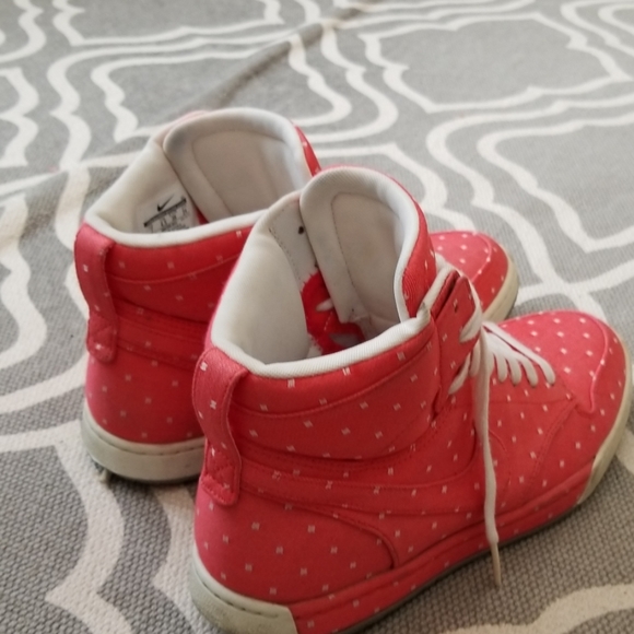 Nike shoes - Picture 3 of 3